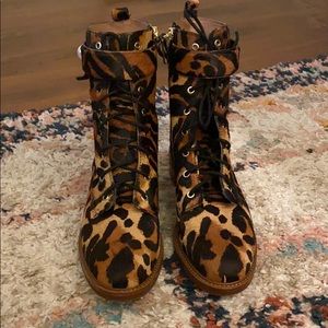 Vince Camuto - VELKA3 ANIMAL-PRINT COMBAT BOOT